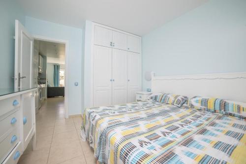 Postel nebo postele na pokoji v ubytování Lightbooking Oasis Royal Corralejo