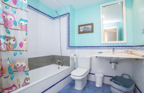 コラレホにあるLightbooking Oasis Royal Corralejoのバスルーム(トイレ、洗面台、バスタブ付)