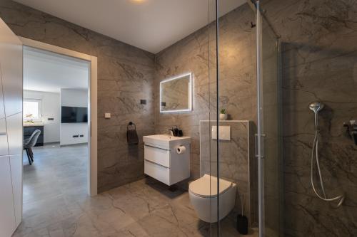 Bilik mandi di Villa C'est la vie