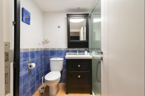 La salle de bains est pourvue de toilettes, d'un lavabo et d'un miroir. dans l'établissement Lightbooking Arizona Puerto Rico, à Puerto Rico