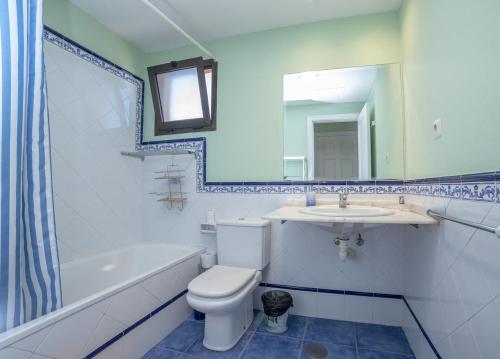 コラレホにあるLightbooking Oasis Royal Corralejoのバスルーム(トイレ、洗面台、鏡付)