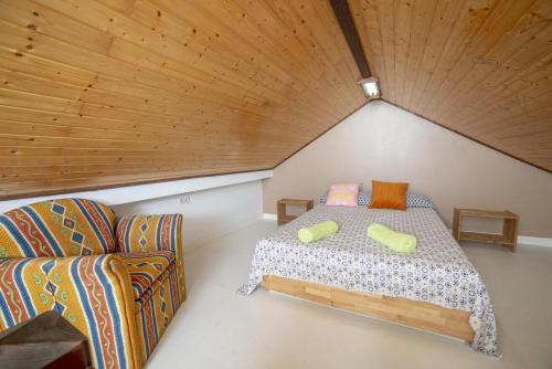 コラレホにあるLightbooking Oasis Royal Corralejoのベッドルーム1室(ベッド1台、ソファ付)