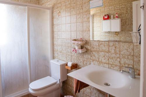 bagno con servizi igienici e lavandino di Casa Carmen Agaete Vista al Mar ad Agaete