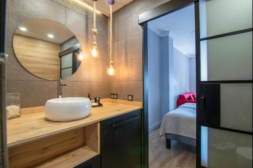 y baño con lavabo y espejo. en Lightbooking Las Canteras Beach Sea View, en Las Palmas de Gran Canaria