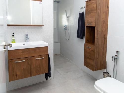 y baño con lavabo, ducha y aseo. en Lightbooking Blanca Paloma Cádiz, en El Puerto de Santa María