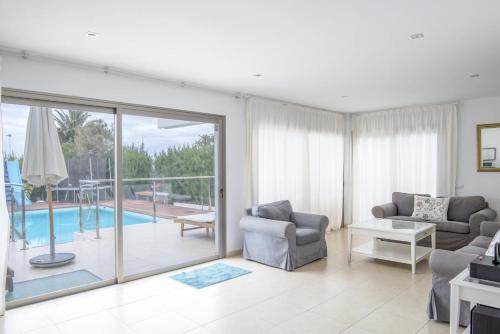 Villa Playa del Inglés piscina primera línea de playa by Lightbooking