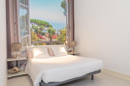 1 dormitorio con cama y ventana grande en Lightbooking Praia Fabrica Algarve en Vila Nova de Cacela