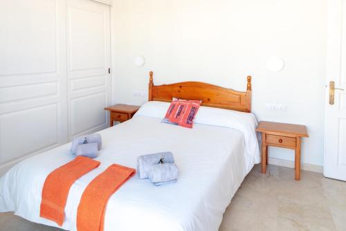 カレタ・デ・フステにあるLightbooking Las Arenas Caleta de Fusteのベッドルーム1室(ベッド2台、タオル付)