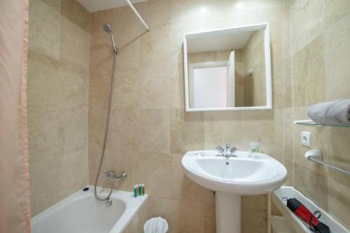 カレタ・デ・フステにあるLightbooking Las Arenas Caleta de Fusteのバスルーム(洗面台、トイレ、シャワー付)