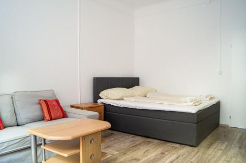 Habitación con cama, sofá y mesa. en Sleek & Subtle/Minimalist 4BR Apt.@ Prime Location en Viena