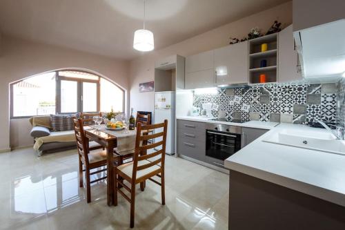 Kuchyň nebo kuchyňský kout v ubytování Nadia Apartments A