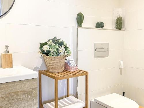 une salle de bains pourvue d'une console et d'une plante. dans l'établissement Lightbooking Montecastillo Moto GP, à Jerez de la Frontera