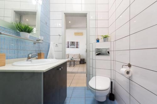 Łazienka z białą toaletą i umywalką w obiekcie Lightbooking Santa Barbara Playa del Ingles w mieście Maspalomas