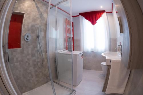 ein Bad mit einer Dusche, einem WC und einem Waschbecken in der Unterkunft Appartamento Vale Mare Vista Canale in Chioggia