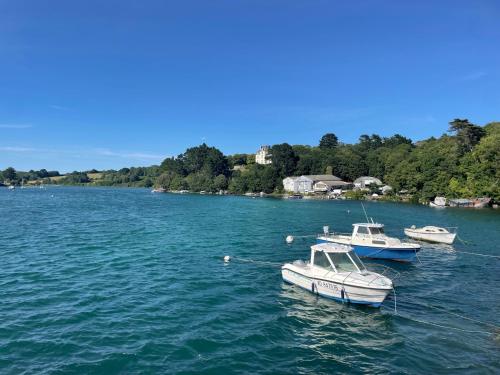 drei Boote im Wasser auf einem See in der Unterkunft Un appartement au château de Locquéran Finistère in Plouhinec