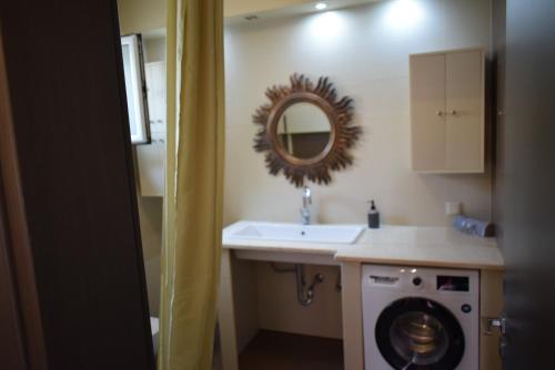Ένα μπάνιο στο adonia villa