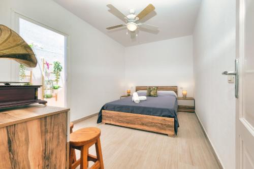 una camera da letto con un letto e un ventilatore a soffitto di Dream Papagayo a Playa Blanca