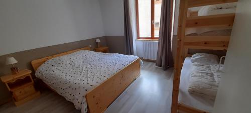 - une chambre avec deux lits superposés et un lit avec une échelle dans l'établissement Chambre à louer à la nuitée, à Lanslebourg-Mont-Cenis