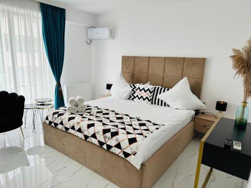 ein Schlafzimmer mit einem großen Bett in einem Zimmer in der Unterkunft B&S Boutique Studio in Mamaia Nord – Năvodari