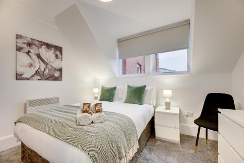 ニューカッスル・アポン・タインにあるHudson's Haven Apartments by Week2Weekのベッドルーム1室(靴2本付)