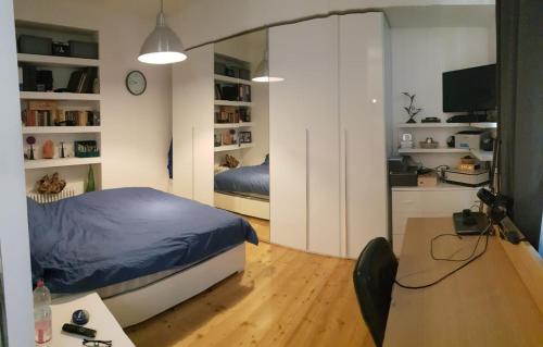 una camera da letto con un letto, una scrivania e un tavolo di MiniLoft Cattaneo a Monza