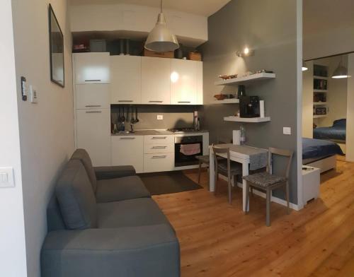 モンツァにあるMiniLoft Cattaneoのリビングルーム(ソファ、テーブル付)、キッチンが備わります。