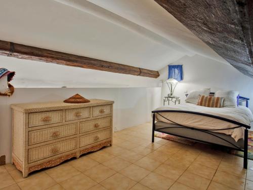 1 dormitorio con 1 cama y vestidor en Casa Erbalunga village en Erbalunga
