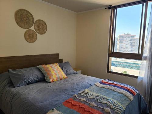 1 dormitorio con 1 cama y ventana grande en Departamento Santa Lucía, en Santiago