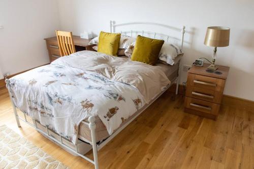 a bedroom with a bed and a table with a lamp at Osher in Milehouse