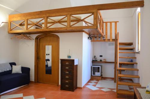 une chambre avec une mezzanine et un salon dans l'établissement L'Antico Episcopio, à Scala