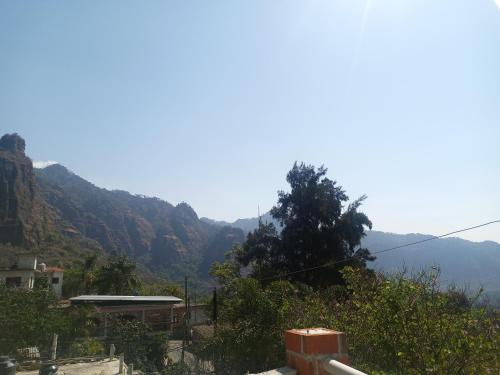 een uitzicht op de bergen vanuit een huis bij Hospedaje Juanita in Tepoztlán