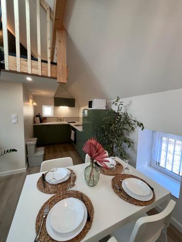 - une table à manger avec des plaques blanches dans l'établissement Gîtes de la Chapelle, à Gigny-sur-Saône