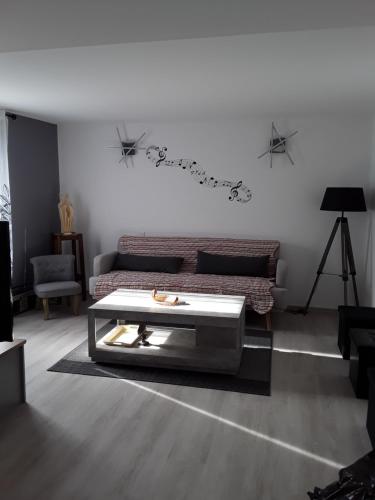 un salon avec un canapé et une table basse dans l'établissement Gîte le Jaya, à Saint-Georges-de-Luzençon