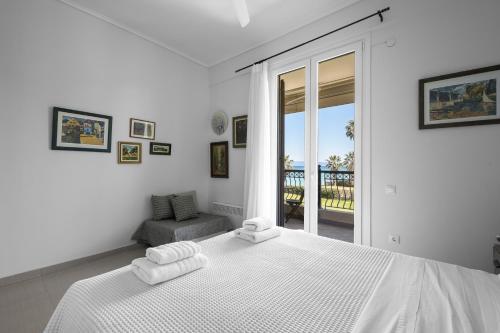 Postel nebo postele na pokoji v ubytování Hanioti Seabird by Luxlikehome