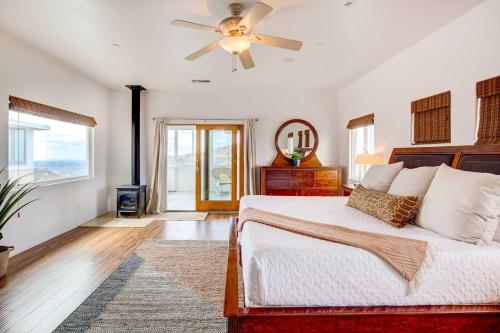 Postel nebo postele na pokoji v ubytování Mountaintop Ramona Home Private Pool, Near Lake!