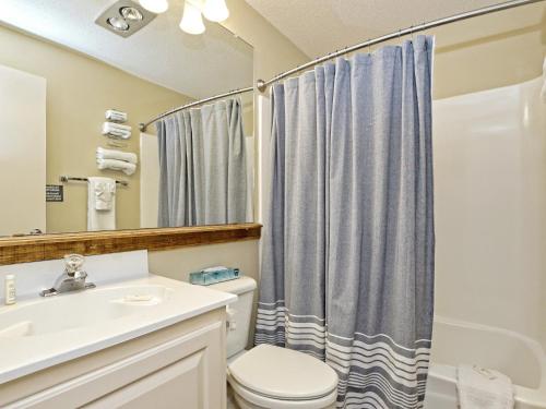 La salle de bains est pourvue d'un lavabo, de toilettes et d'une douche. dans l'établissement Lakefront Bungalow With Pool & Hot Tub #4, à Lakeway