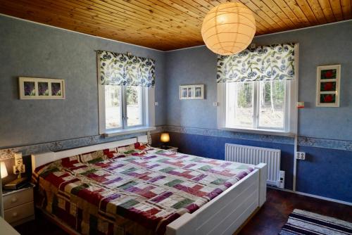 Holiday Home Bengtsfors في بينغتسفورس: غرفة نوم عليها سرير ولحاف