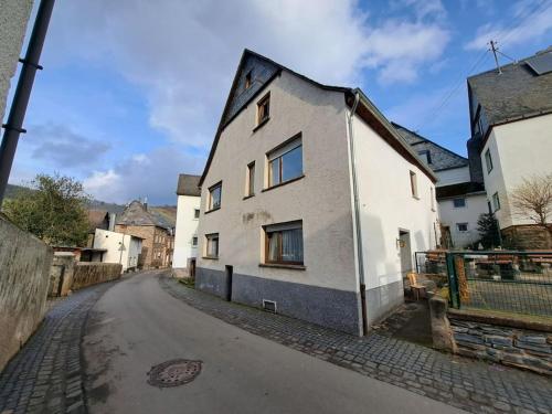uma casa branca ao lado de uma rua em Haus Moselwald - 3 bedrooms em Enkirch