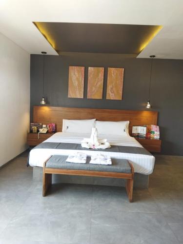 1 dormitorio con 1 cama grande y cabecero de madera en HOTEL M ELITE BLACK en Ciudad de México