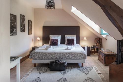 Mareuil-sur-CherにあるLes Aulnaies - B&Bのベッドルーム1室(屋根裏部屋に大型ベッド1台付)