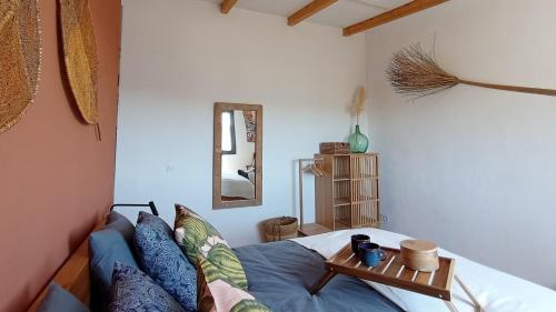 ein Wohnzimmer mit einem Sofa und einem Spiegel in der Unterkunft Casa Maliyaa in Almáchar