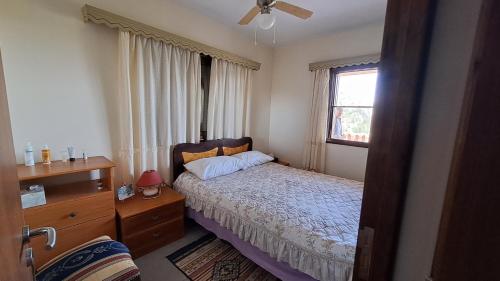 ein Schlafzimmer mit einem Bett, einer Kommode und einem Fenster in der Unterkunft Ioannis Ylation in Nikosia
