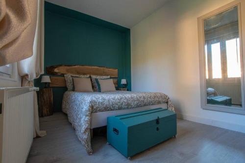 ein Schlafzimmer mit einem Bett mit einer blauen Schachtel in der Unterkunft GITE DE MIRAUVILLE in Apremont-la-Forêt
