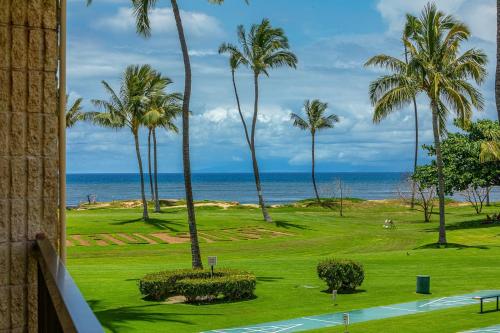 - Vistas a un campo de golf con palmeras y al océano en Maui Sunset B217 condo, en Kihei