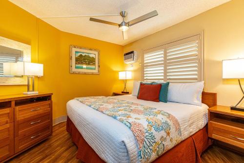 1 dormitorio con 1 cama y ventilador de techo en Maui Sunset B217 condo, en Kihei