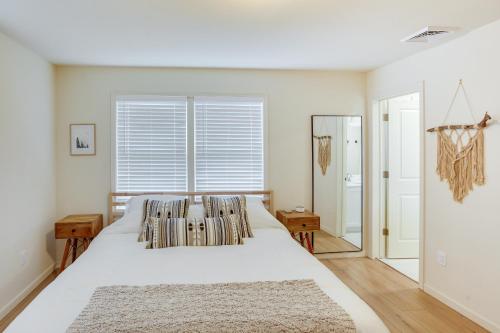 1 dormitorio con 1 cama blanca grande con almohadas en Sleepy Hollow Lake Home with Deck, Pool Access!, en Athens