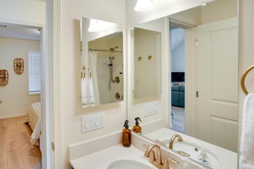 baño con lavabo y espejo grande en Sleepy Hollow Lake Home with Deck, Pool Access!, en Athens