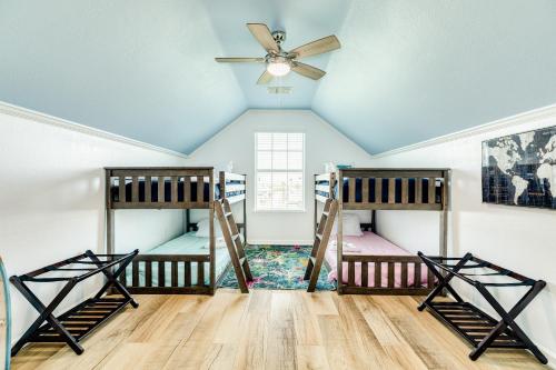 2 literas en una habitación con techo en Classy Home with Backyard Oasis Hot Tub and 2 Shaded Decks, en Galveston