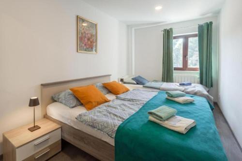 1 dormitorio con 1 cama con 2 toallas en NEW!!! Apartment Alex on Perfect Location, en Poreč