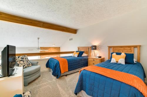 Duas camas num quarto com uma televisão e um sofá em Trout Creek Resort Condo - 1 Mi to Nubs Nob! em Harbor Springs